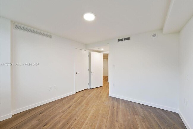Building Photo - 1500 Bay Rd