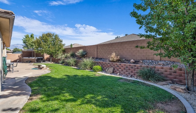 Building Photo - Gorgeous 4 Bed with 3 Car Garage AND Hot Tub