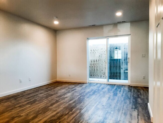 Building Photo - NEW 2 BED / 1.5 BATH TOWNHOME