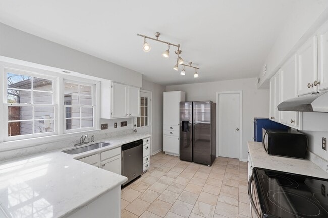 Building Photo - Don’t Miss This Beautiful 3BR Stone Orchard Home with Warm Wood Floors & Fireplace!