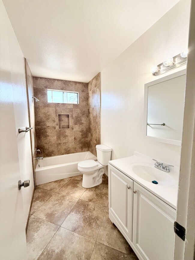 Building Photo - D728