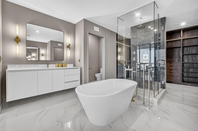 Building Photo - 700 NE 24th St