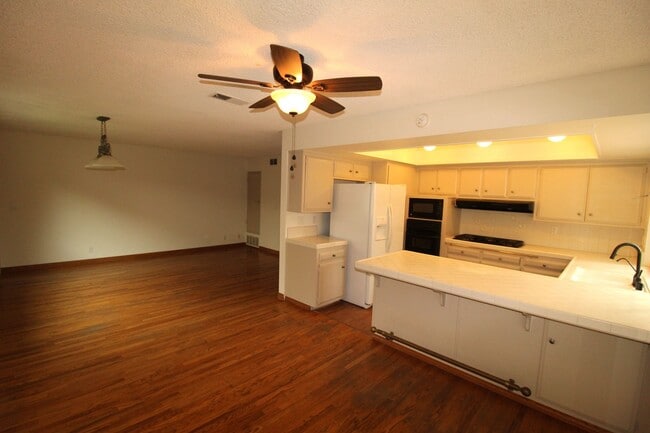 Building Photo - Spacious Corner Lot Home in Desirable Vent...