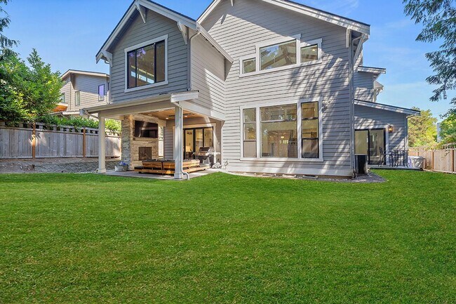 Building Photo - 4bd/4.75ba Bellevue House