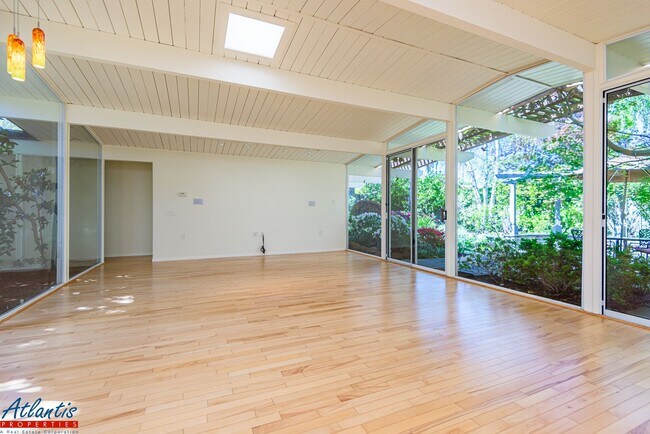 Building Photo - Gorgeous Eichler Home | Desirable Location