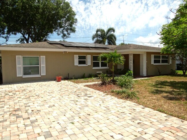 Building Photo - Gorgeous 3/2 in Clearwater