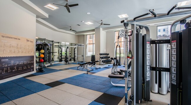 Building Photo - Experience Luxury + 1 Month Free Rent!