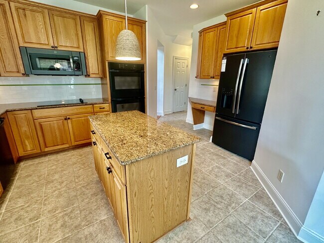 Building Photo - Three Bedroom Carriage House in Hampton Hall!
