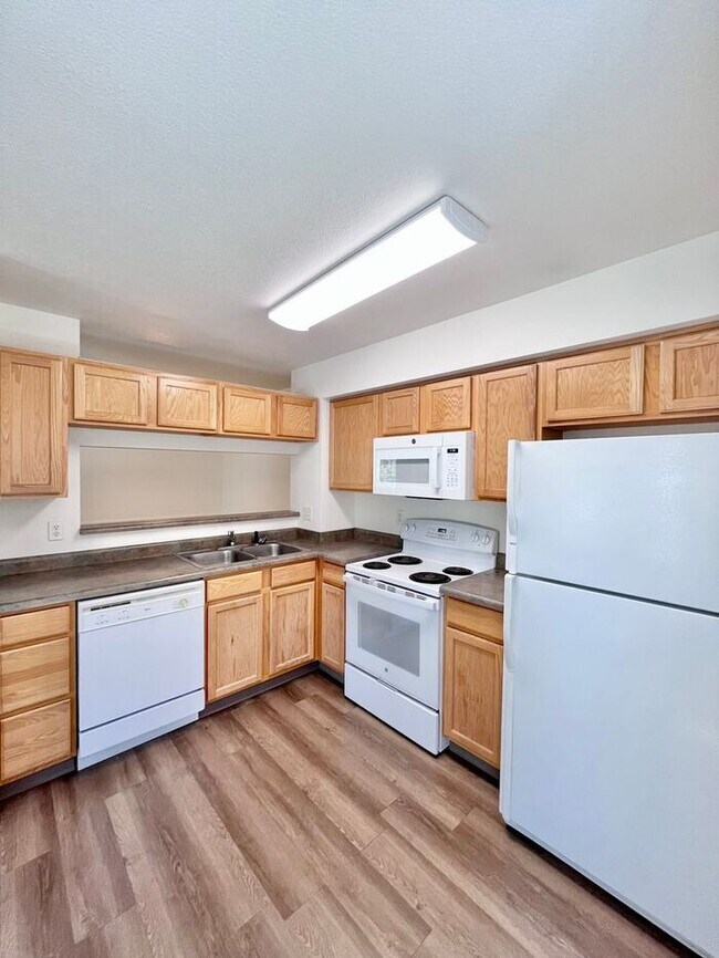 Building Photo - 2 Bedroom, 1.5 Bathroom Condo Only Seconds...