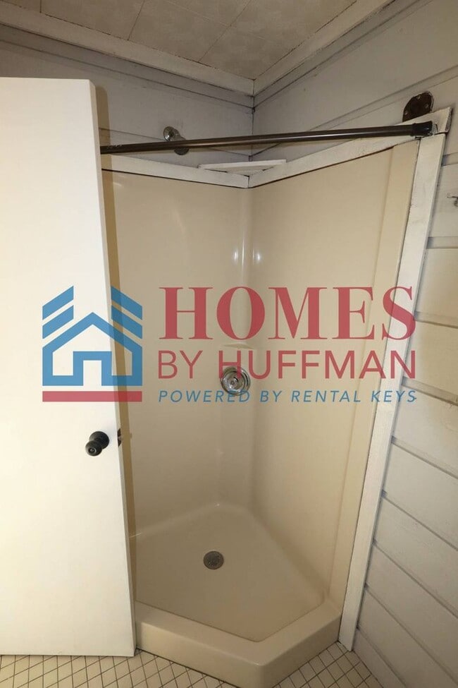 Building Photo - Three Bedroom House | Two Bathrooms