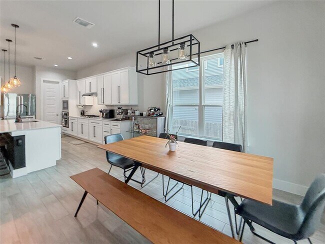 Building Photo - 11216 Charger Wy