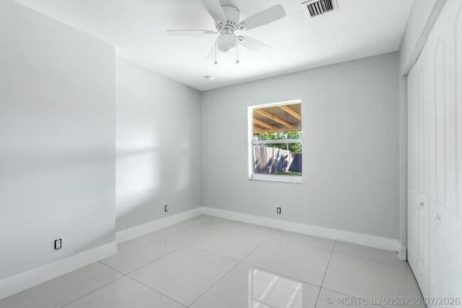 Building Photo - 220 Perry Ave