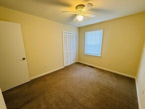 Building Photo - 4 Bedroom, 2.5 Bath Townhouse