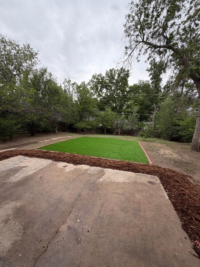 Building Photo - Spacious 5 Bedroom Home Near UNC with Large Yard & Off-Street Parking