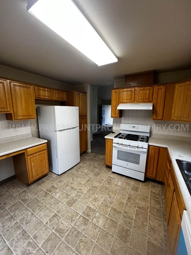 Building Photo - 585 Viejo Gabriel