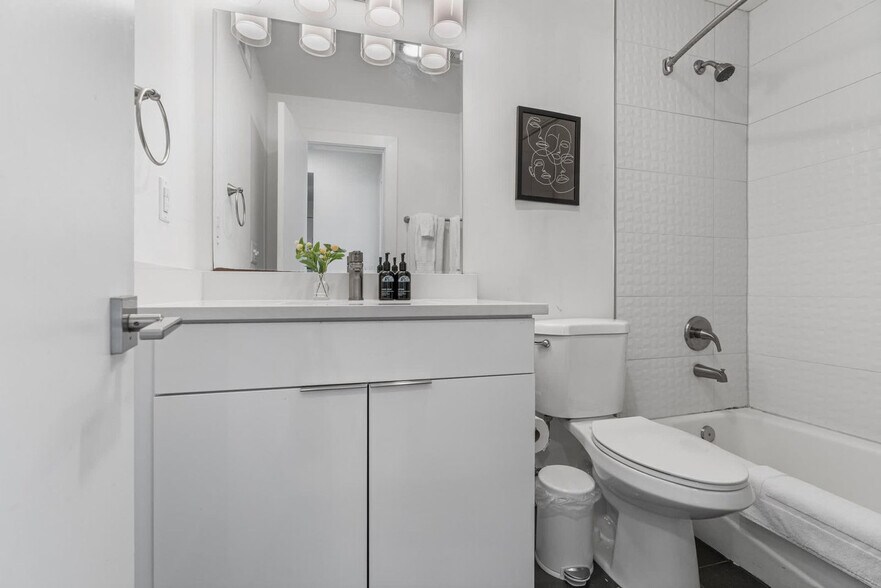 Building Photo - 1136 Crescent Ave NE