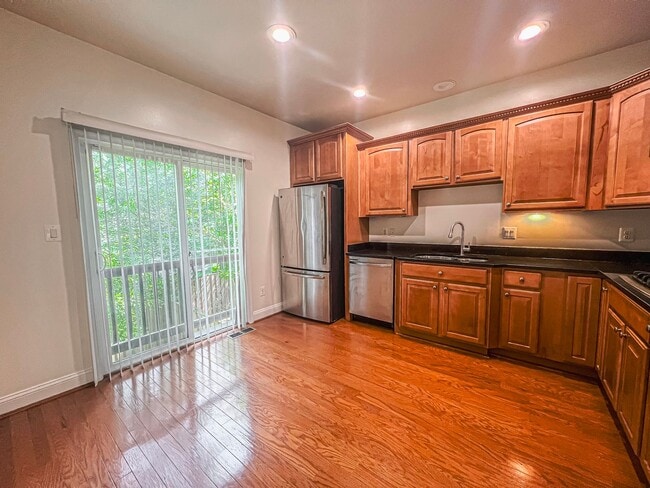 Building Photo - Huge 3 Bedroom 2.5 Bathroom Brick Townhome...