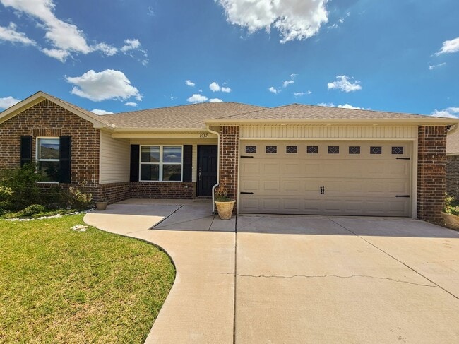 Building Photo - 3 bed, 2 bath home in Shawnee!