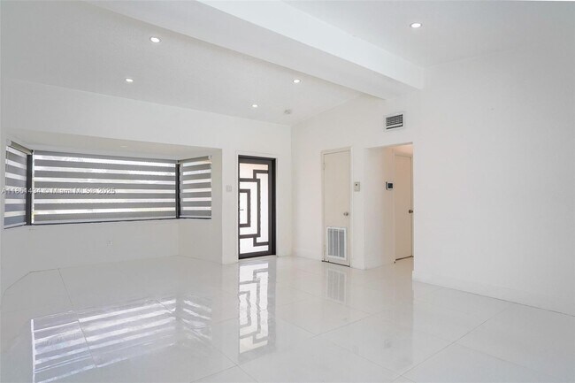 Building Photo - 840 NW 170th Terrace