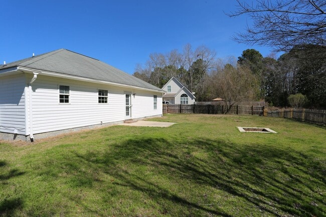 Building Photo - 3 Bedroom House close to Town!