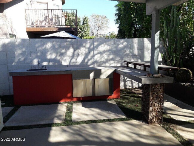 Building Photo - 717 E Sack Dr