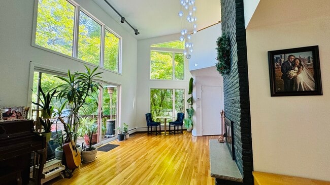 Building Photo - 96 Old Pascack Rd