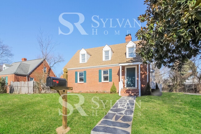 Building Photo - Classic amenities with modern convenience