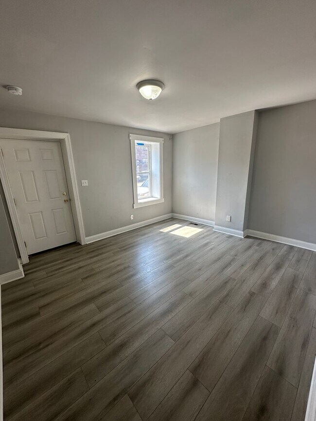 Building Photo - 2 Bed, 1 Bath Rowhome Available