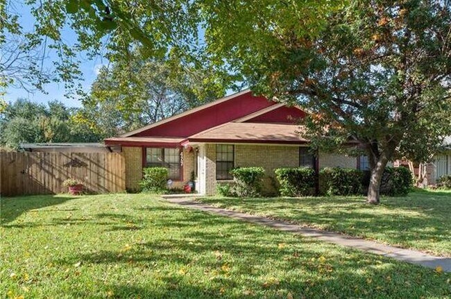 Building Photo - 427 Quintana Dr