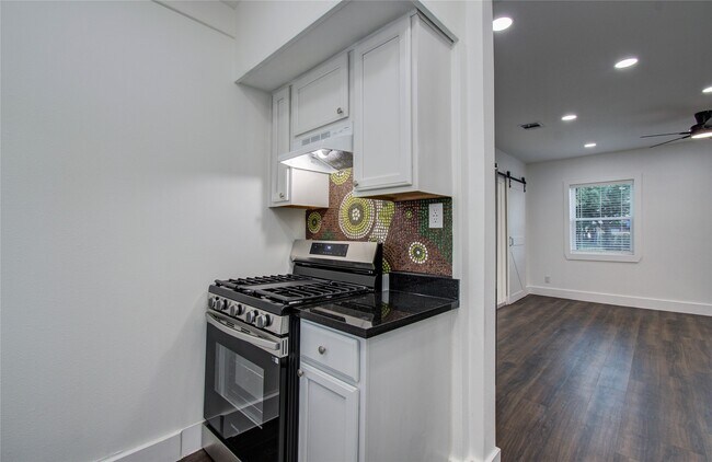 Building Photo - 7530 Park Pl Blvd