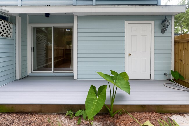 Building Photo - Pet Friendly Spacious 2-Bedroom End Unit i...
