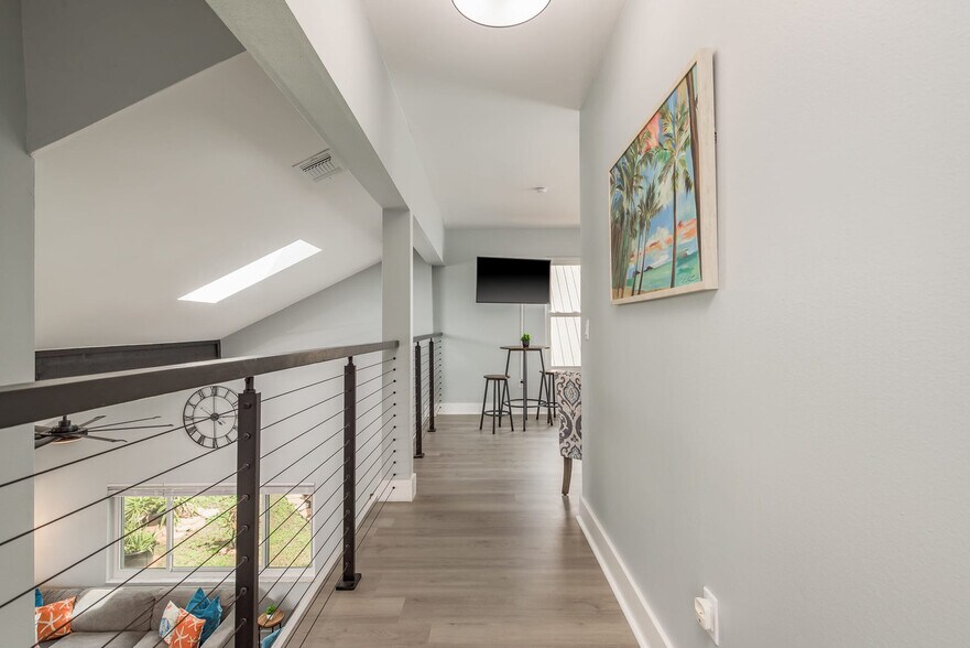 Building Photo - 1417 Poinsettia Ave