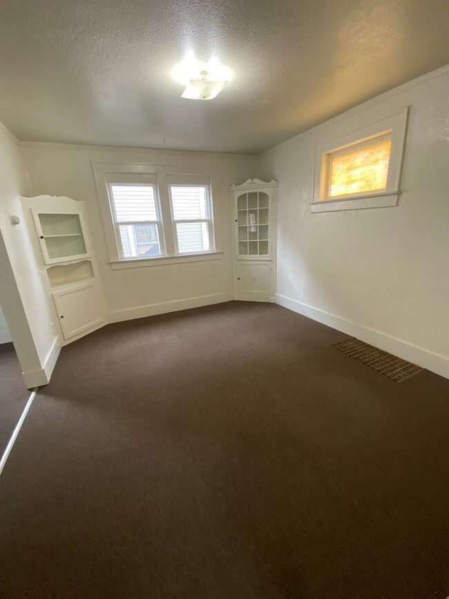Building Photo - Nice property on Fox!