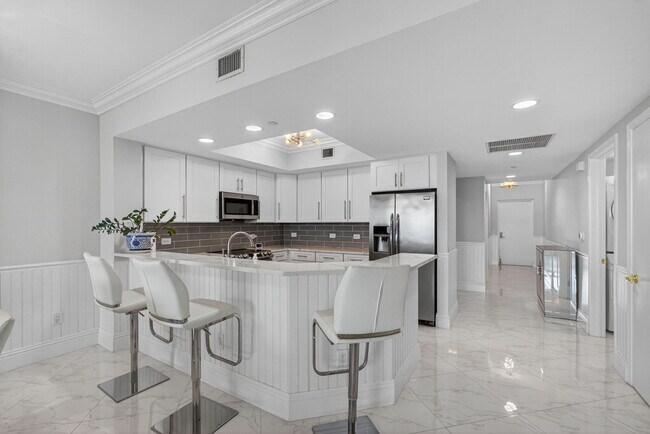 Building Photo - 2650 Lake Shore Dr