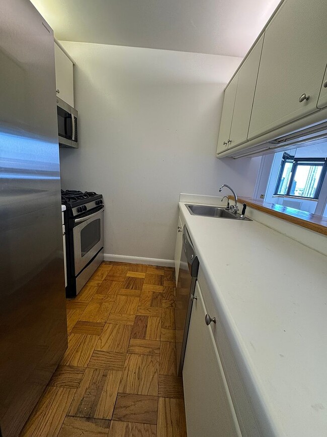 Building Photo - 415 E 37th St