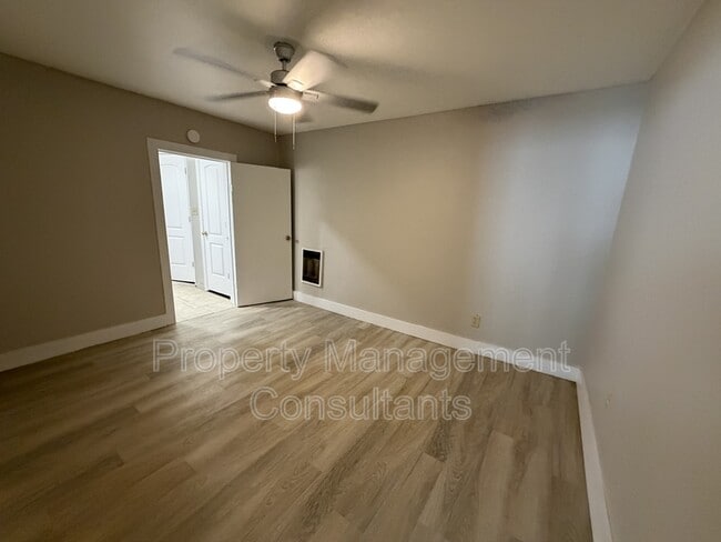 Building Photo - 1034 N Royal Ave