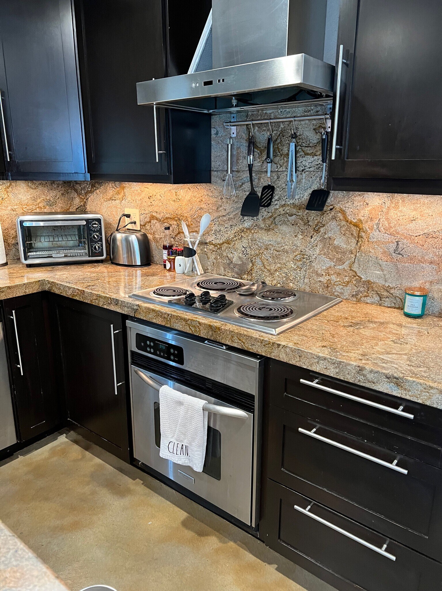 kitchen - 333 Newport Ave