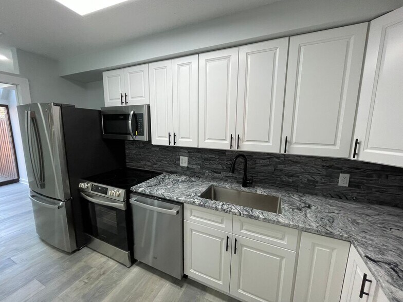 Building Photo - 2214 Deerfern Crescent