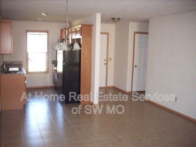 Building Photo - 2307 W Parkview Ave