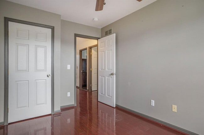 Building Photo - 3088 Village Cir