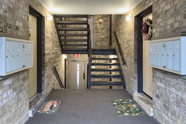 Building Photo - 10596 Twin Rivers Rd