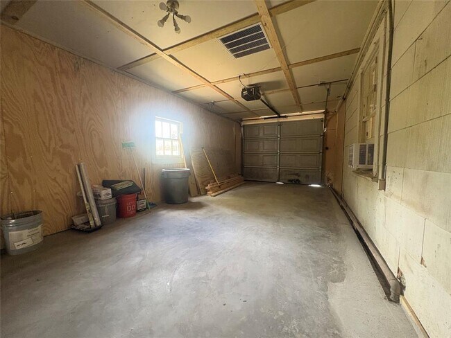 Building Photo - 815 Lizzie St