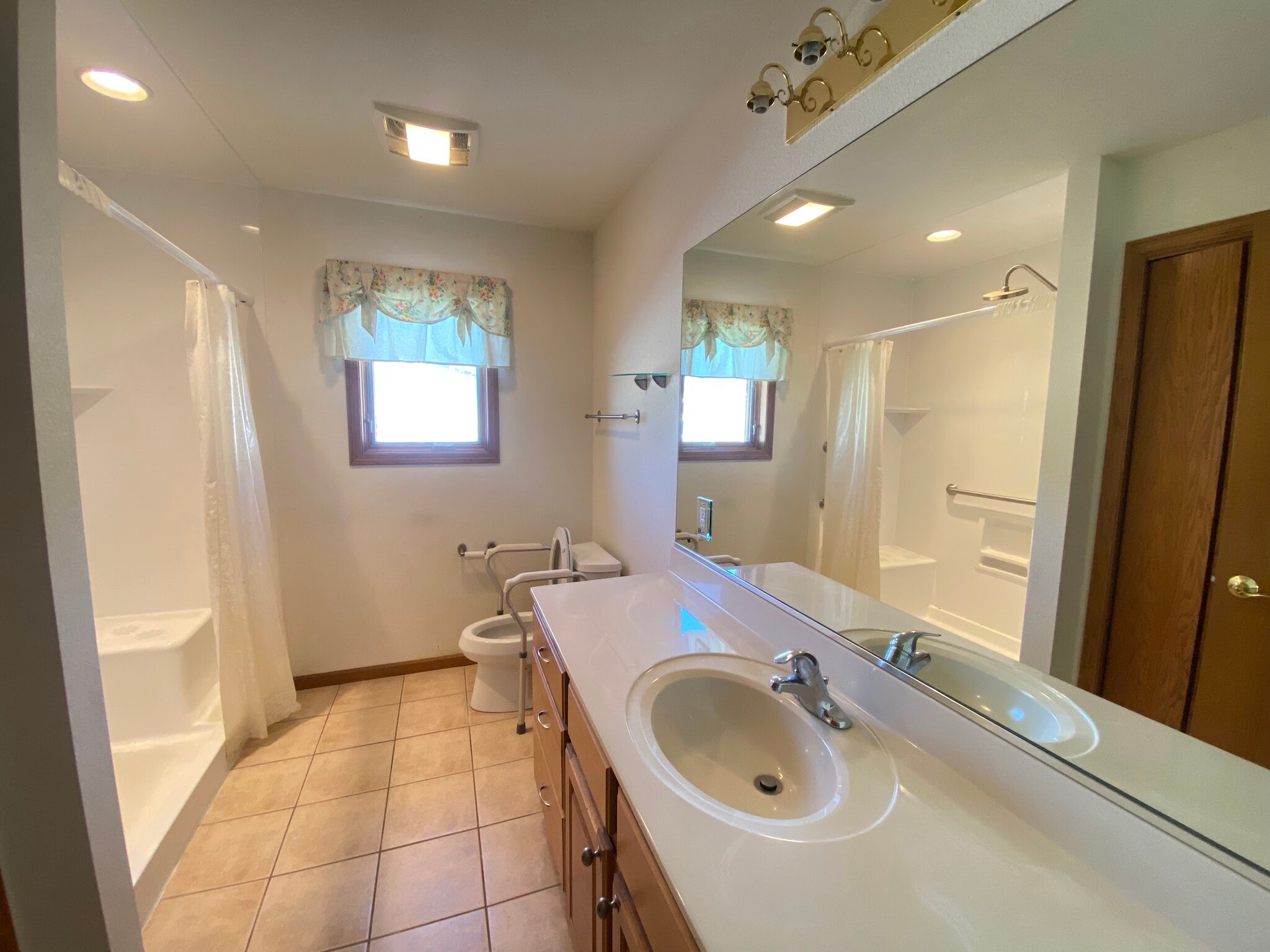 Building Photo - 303 Crestwood Ln