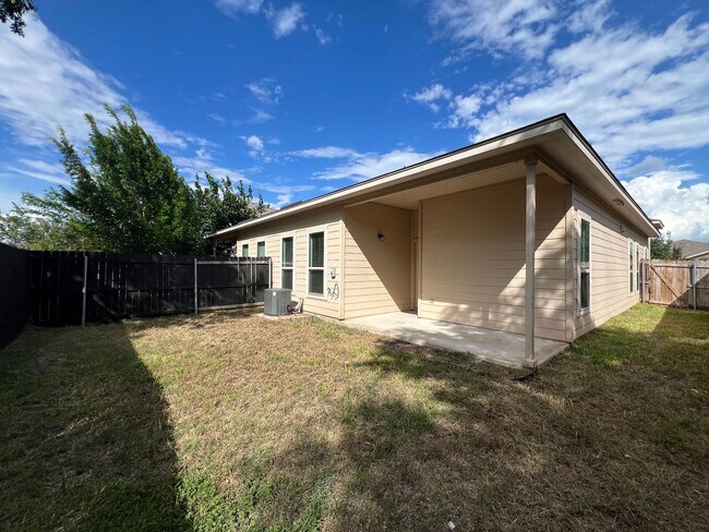 Building Photo - Luxury 3/2 duplex in NBTX