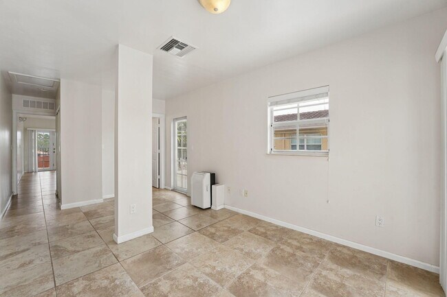 Building Photo - 819 SW 7th Ave