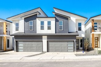 Building Photo - Luxury Townhome 3/2.5 Home