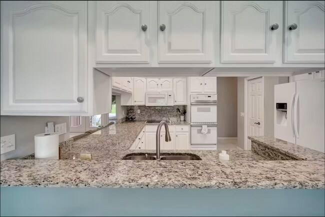 Building Photo - Beautiful Rental Home With Pool in Desirab...
