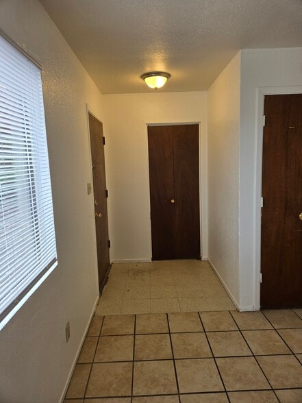 Building Photo - 6550 Columbus Dr