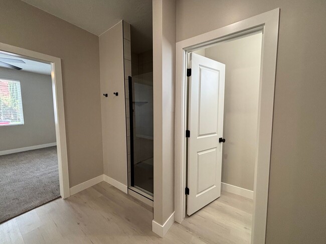 Building Photo - SPACIOUS HOME FOR RENT!