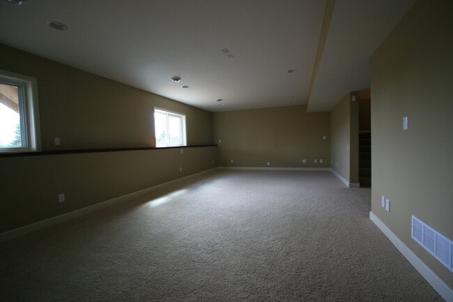 Building Photo - Stunning 5BR/3.5BA Single Family Home w/ 3...